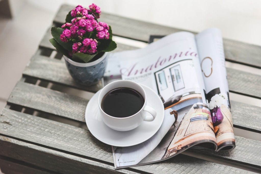 Lire des articles devant un bon p'tit café